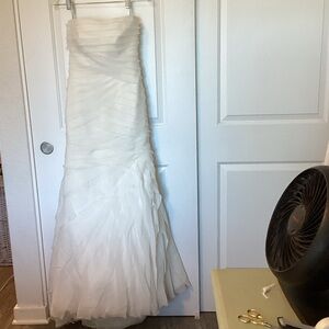 Vera Wang WHITE Elegant White Strapless Wedding Gown 10